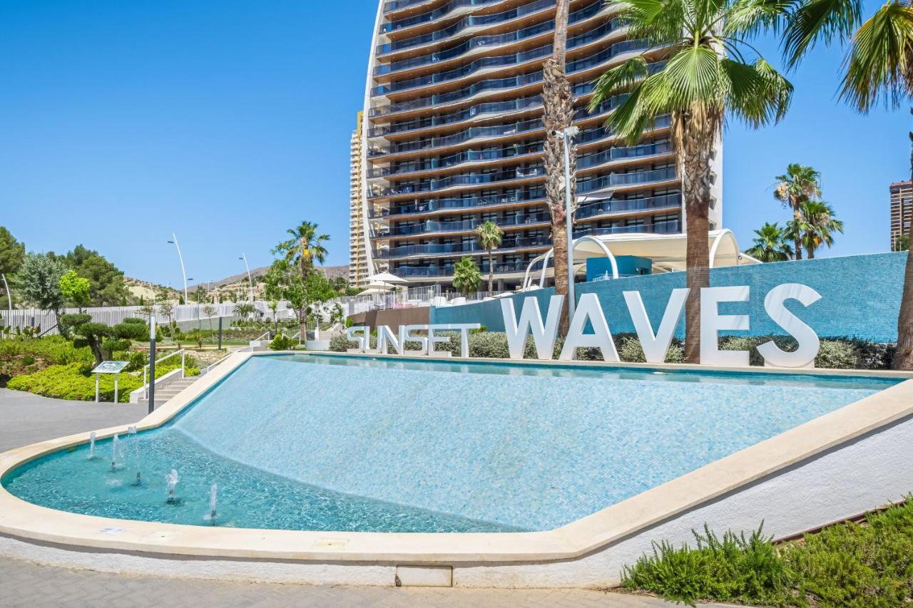 Sunset Waves Deluxe Apartments Poniente Beach Resort 베니돔 외부 사진